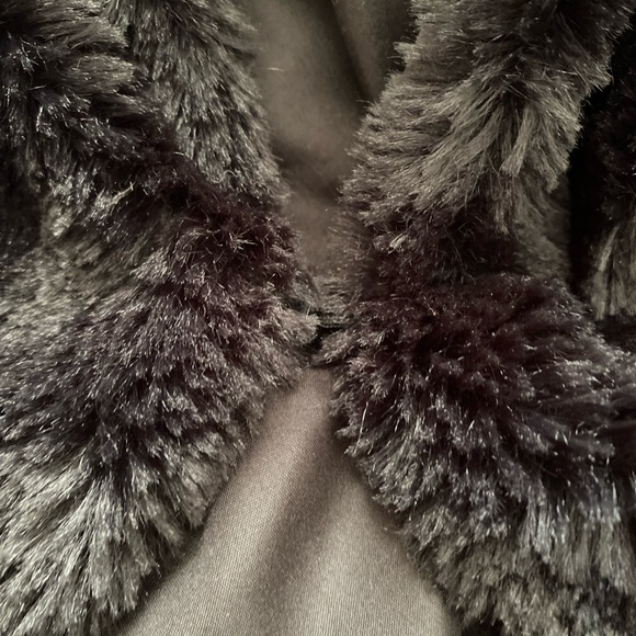BLACK FAUX FUR VEST - Picture 5 of 6